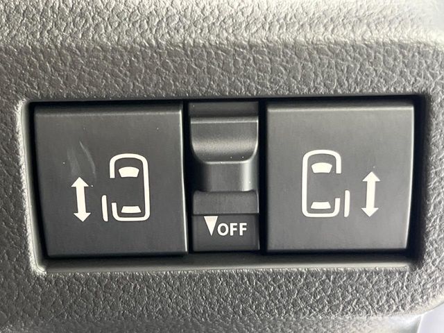【両側パワースライドドア】スマートキーや運転席のスイッチで後席両側スライドドアの開閉が可能♪電動だから力を入れてドアを開ける必要が無く、小さなお子様でも簡単に開け閉めでき快適です♪