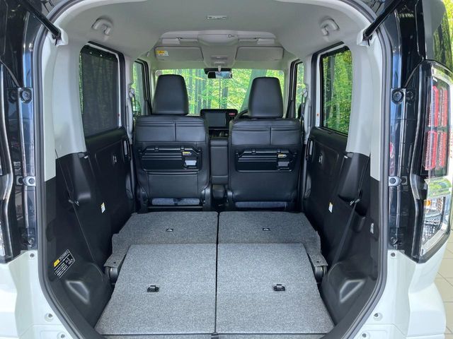 普段のお買い物や通勤、送迎等に十分な荷室スペースを確保しております。セカンドシートを倒すと、大きな荷物の積載も可能です♪