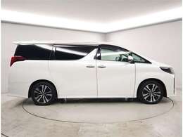 平日毎週月曜（祝日の場合は火曜）と第一、二　火曜日は定休日となります。詳細は、店舗へご連絡、またはスタッフまでお問い合わせください。