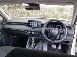 ご覧のように、視界が広く運転しやすいように設計されています。また、フルオートエアコンで快適です。