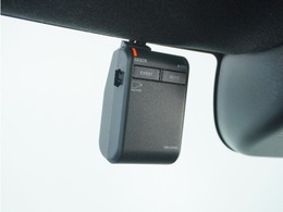 ◆ドライブレコーダー◆映像・音声などを記録する自動車用の装置です。　もしもの事故の際の記録はもちろん、旅行の際の思い出としてドライブの映像を楽しむことができます。