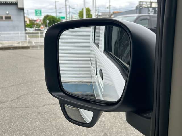 助手席側ミラー下にはアンダーミラーを装備☆