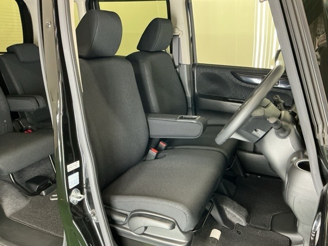 シート表皮は専用のクリーナーできれいにクリーニングしていて清潔に保たれています