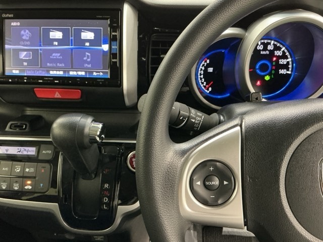 ホンダ純正メモリーナビ搭載なので、遠方へのドライブもお任せ下さい！ステアリング左手側にオーディオ関連のコントロールスイッチを配置しています。操作時は視線を逸らすことなく運転に集中できます