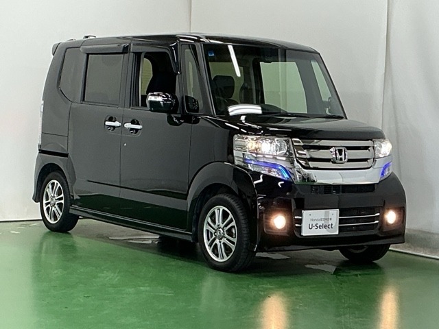 大きく開くスライドドアで狭い場所でも隣を気にすることなく楽に乗り降りできます