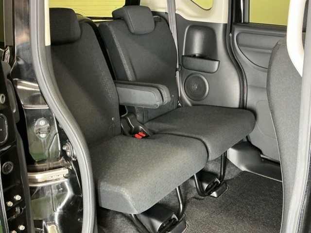 フラットな床と膝回りや頭上スペースなど十分な広さがあります