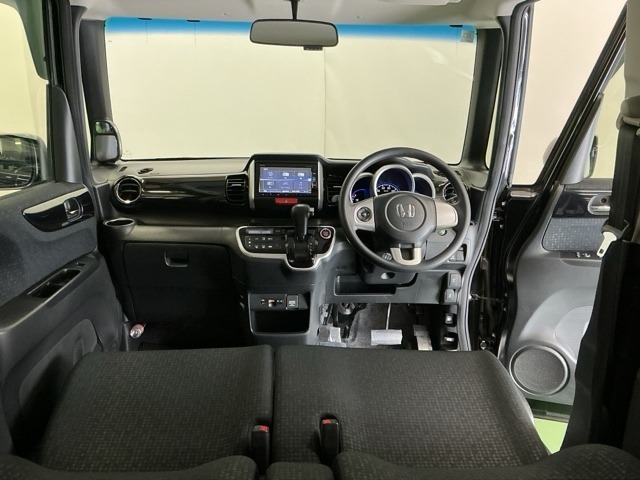 ドライバーを中心に自然に手が届く位置にATセレクトレバーやエアコン、様々な操作スイッチなどを配置、操作性に優れています