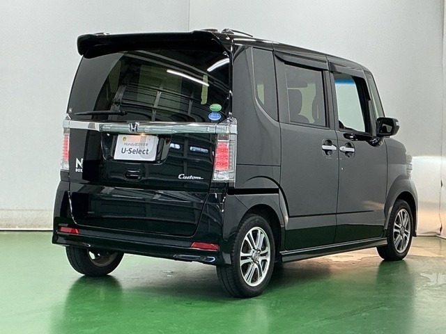 大型テールゲートスポイラー装備でフォルムもスタイリッシュにしています。高速走行時には走行安定性能に優れていて、低燃費にも大きく貢献します