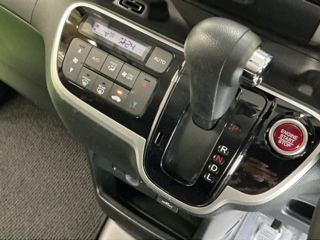 発進時から滑らかに加速する無段階変速のCVTはストップ＆ゴーの多い街の中も快適です