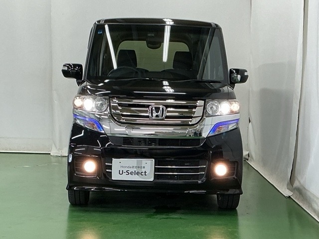 ディスチャージヘッドライト【HID】を装備していますのでとても明るく、夜間の走行や雨の日も安全・安心です。オートライトコントロール付きで周囲の明るさに応じて自動で点灯・消灯します。