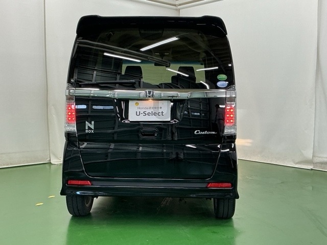 汚れが付着しやすいリヤガラスにはリヤワイパーが付いています。フロントのワイパーがONの時はシフトレバーをリバースに入れるとリヤワイパーがリンクして作動、クリヤーな視界が保てます。