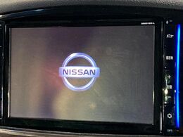 【純正ナビ】人気の純正ナビを装備しております。ナビの使いやすさはもちろん、オーディオ機能も充実！キャンプや旅行はもちろん、通勤や買い物など普段のドライブも楽しくなるはず♪