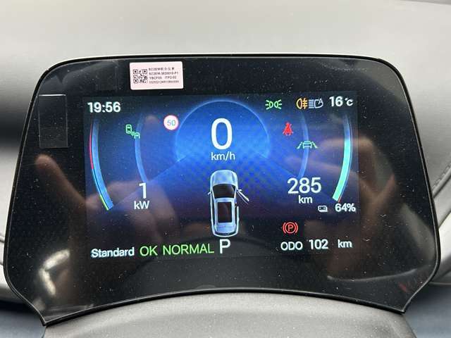 ハンドル正面モニターは速度と航続可能距離や車両情報などが確認できます。