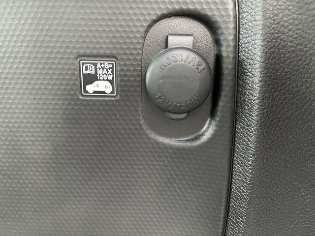 荷室にも便利なアクセサリーソケットがあります。