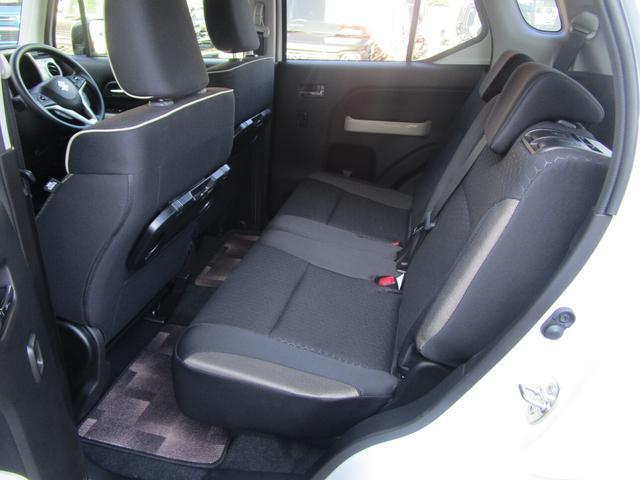 前後のシート間隔を余裕を持たせることでゆったり座れる後席となっております♪