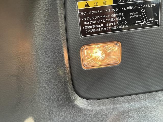 夜の荷室を明るくするラゲッジルーランプです。