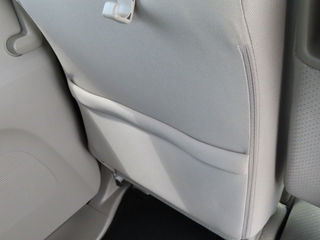 【シートバックポケット】座席背面の下部には地図や雑誌などがすっぽり入る大きさのポケットがついています。