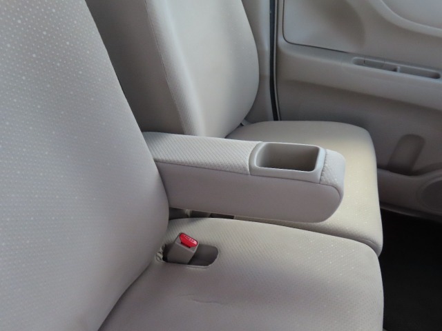 【運転席側のアームレスト】前席にはドリンクホルダー付きのアームレストがあります。肘を置いてゆったりとした姿で運転できます。