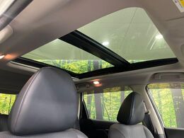 【サンルーフ】開放感たっぷりの希少装備、サンルーフが装着されています！車内に明かりを取り入れたり景色を楽しむ以外にも、車内の空気も簡単に換気できて快適です！