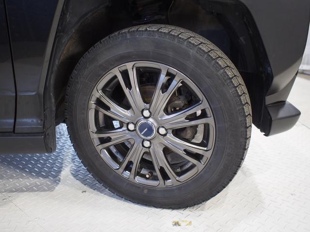 実車はアルミホイール組みのスタッドレスタイヤを装着、この車両には夏用タイヤが付属しています。もちろん夏冬交換のうえで納車も可能です。