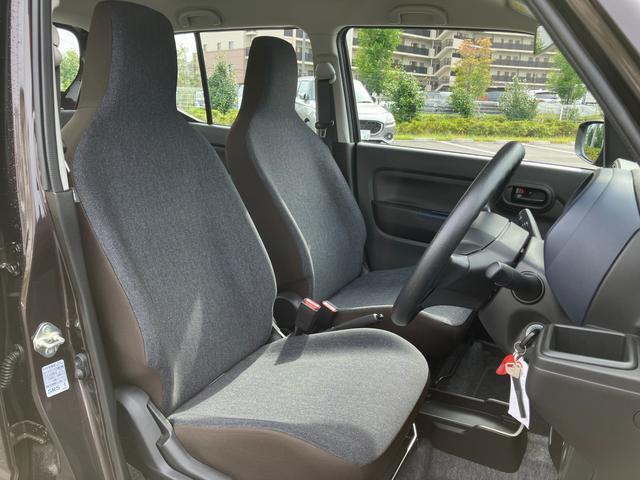【フロントシート】腰の移動量が少なくなるよう前席ヒップポイントが高めになっていますので乗り降りもしやすく、運転もしやすいですよ☆シフトはインパネにあるので足元も広々☆