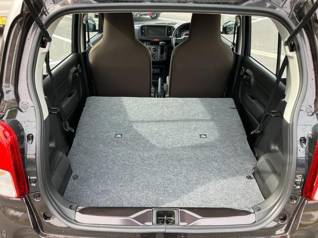 【ラゲッジ】後席は肩部のレバーで簡単に前倒しができて、大きな荷物やたくさん荷物を載せたいときも素早くラゲッジスペースを広くすることができちゃいます♪