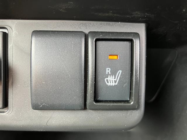 【シートヒーター】運転席にはシートヒーターを装備♪寒い冬にはシートをじんわり温めてくれてドライブも快適ですよ◎エアコンの暖房より早く温まってくれるので重宝しますよ◎