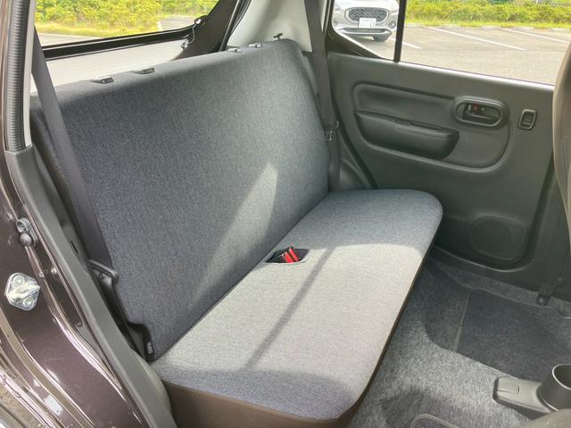 【リヤシート】意外と広い後席は膝まわりのスペースにも余裕があります☆ルーフカラーがライトグレーで明るいので圧迫感は感じませんよ☆