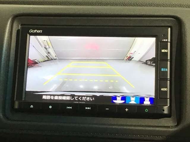 リバースギアに入れるだけで後方の表示へ切り替わります。夜間や雨の日の駐車も楽になりますよ。