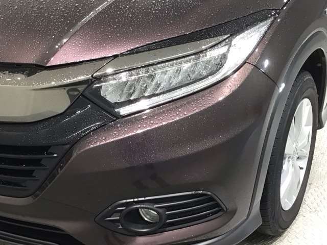 LEDヘッドライトは、点灯の瞬間から最大光量を発揮し、突然暗くなるトンネルなどでの安定感を高めます。