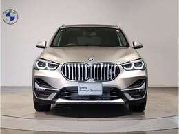 ☆BMWの代名詞とも言える【キドニーグリル】一目見ただけでBMW車であると認識できる確固たるアイコンとして存在感を放ちます☆