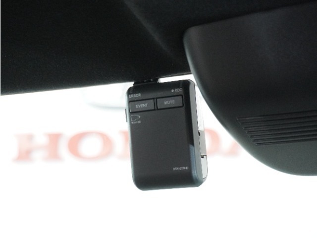 ◆ドライブレコーダー◆映像・音声などを記録する自動車用の装置です。　もしもの事故の際の記録はもちろん、旅行の際の思い出としてドライブの映像を楽しむことができます。