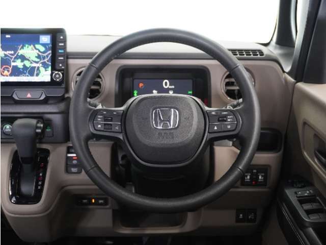【Honda SENSING】 カメラ等装置で精度の高い検知能力を発揮、安全運転を支援します。ステアリング上のコントローラーに注目！