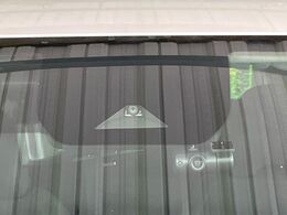 【インテリジェントエマージェンシーブレーキ】フロントカメラで前方の車両や歩行者を検知。衝突しそうな時は衝突被害軽減ブレーキが作動、衝突回避をサポート。より安全にドライブをお楽しみいただけます。