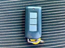 人気の高いスマートキ―システム。キーを携帯しているだけでドアロックの開閉並びにエンジン始動が可能な装備です。