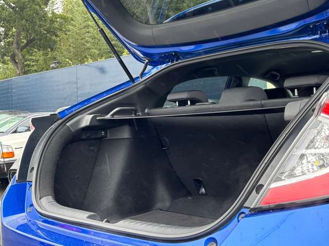 【ラゲッジルーム】しっかり広い荷室。お買い物や趣味の道具もたっぷり入ります！