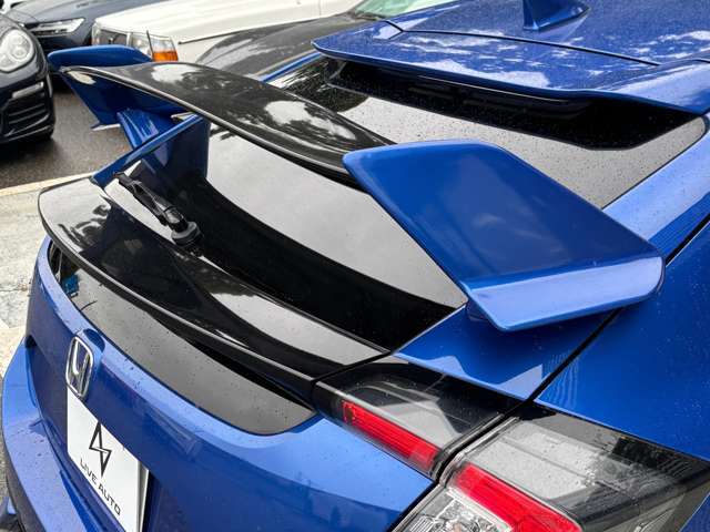 大型リアスポイラー付き！かなりスポーティな仕上がりとなっています。