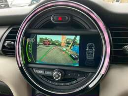 【バックモニター】を装備しております。リアカメラの映像がカラーで映し出されますので日々の駐車も安心安全です。