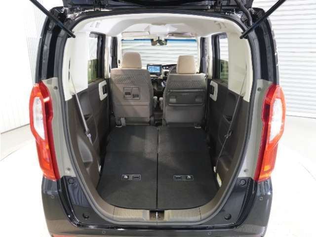 【トランクスルー機構】後席を前に倒してトランクルームとつなげ、長尺物の収納を可能にするトランクスルー機構も備えています。