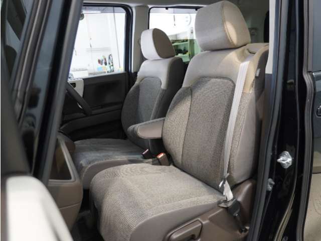 【フロントシート】からだを包みこむような形状でホールド感があり、ロングドライブでも疲れにくいシート。後ろの席のゆとりも考えた背面形状など、機能を踏まえながらスマートなデザイン！