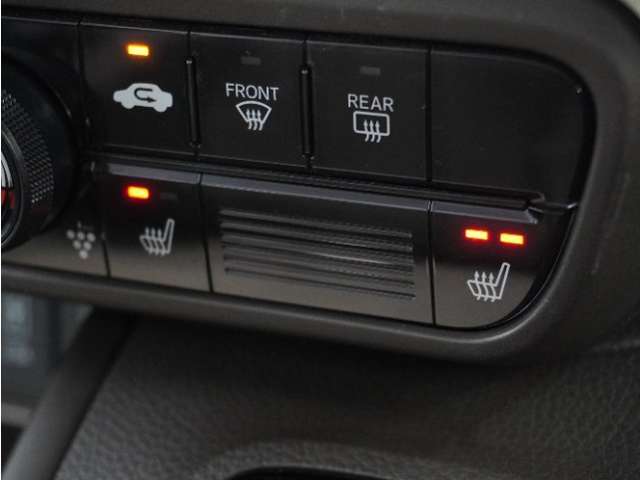 【シートヒーター】寒い日も、心地よく過ごせる空間を。温度調節が可能です。