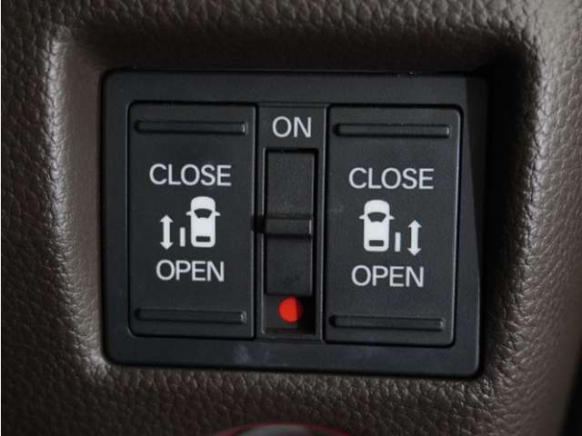 【パワースライドドア】車外・車内のドアハンドルからはもちろん、運転席スイッチやリモコンキーからも開閉操作が可能。挟み込み防止機能もあり、お子さまの乗り降りも安心。