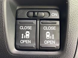 【両側パワースライドドア】スマートキーや運転席のスイッチで後席両側スライドドアの開閉が可能♪電動だから力を入れてドアを開ける必要が無く、小さなお子様でも簡単に開け閉めでき快適です♪