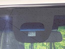 【シティブレーキアクティブシステム】低速走行中に前方の車両等を認識し、衝突しそうな時は警報とブレーキで衝突回避と被害軽減をアシスト。より安全にドライブをお楽しみいただけます。