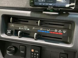 寒い冬も暑い夏も全席に快適な空調を届けてくれる、ダイヤル式エアコンを装備♪