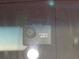 【ドライブレコーダー】安心・安全なカーライフに必須のドライブレコーダーを装備！走行中はもちろん、あおり運転や事故に遭遇した際の状況も映像で記録し、万一のリスクに備えます。