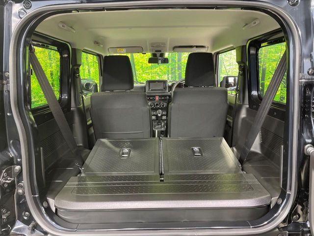 普段のお買い物や通勤、送迎等に十分な荷室スペースを確保しております。セカンドシートを倒すと、大きな荷物の積載も可能です♪