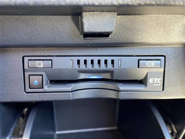 【ETC】有料道路を利用する際に料金所で停止することなく通過できる、ETC車載器（ノンストップ自動料金収受システム機器）が装備されています。セットアップを行うことで利用可能になります。