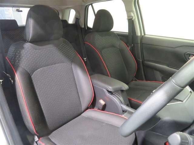 「まるごとクリーニング」施工済み！　運転席・助手席シートは取り外して洗浄しています。
