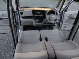 外装ですが、小さい傷は少しありますが、目立つ傷やヘコミはなく、全体的にキレイな車両です。内装は、禁煙車で、とてもキレイに使用されております。